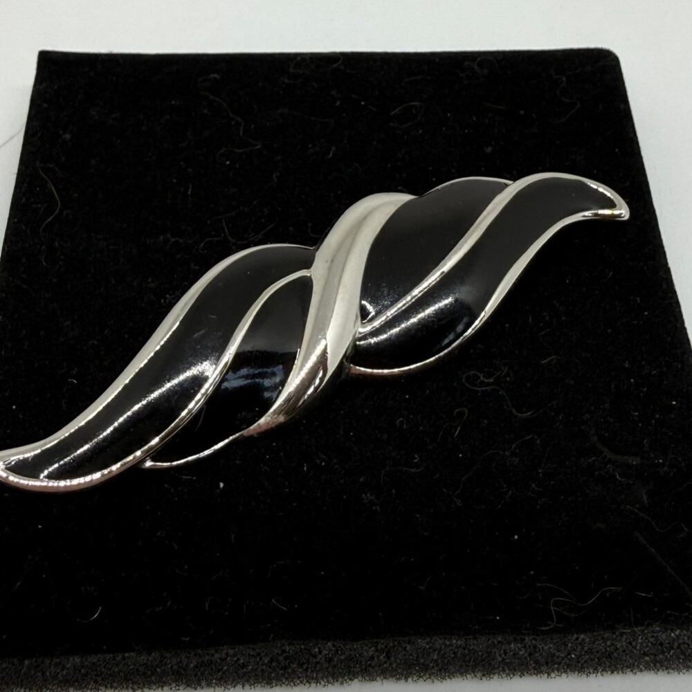VINTAGE NAPIER Black Enamel Brooch Silver Tone Abstract Swoosh Signed 3 in Retro